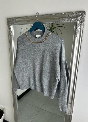 Светр h&m сірого кольору з золотистим ланцюжком