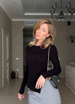 Жіночий чорний лонгслів у рубчик