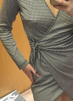 Чорно біла сукня на запах goldi принт гусяча лапка