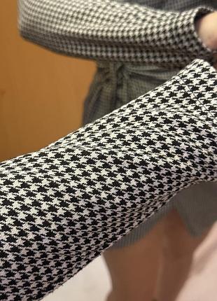 Чорно біла сукня на запах goldi принт гусяча лапка