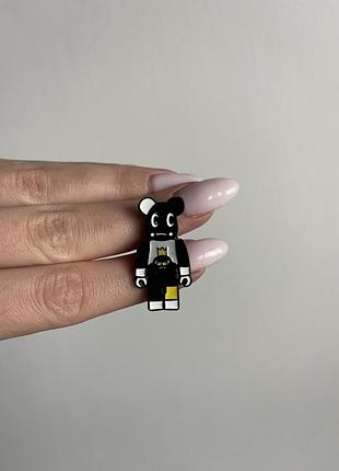 Пін значок металевий брошка “bearbrick style: lego mood” | пін у формі ведмедика з фігуркою