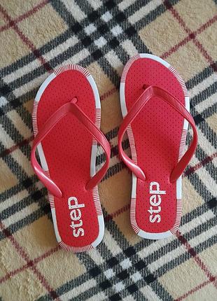 Яркие шлепки/вьетнамки