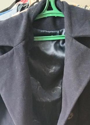 Зимнее пальто темно-синего цвета