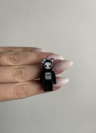 Пін значок металевий брошка “темний ведмедик із перехрещеними кістками” | пін значок у стилі dark-pop  bearbrick