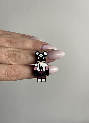Пін значок металевий брошка “ведмедик блискавка  у рожевому стилі” | пін значок lego-антигерой bearbrick поп-арт