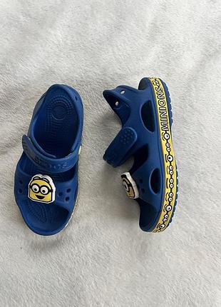 Сандали фирмы crocs размер c12 (наш 28-29) по внутреннему канту , т.е. внутри вся стелька 19 см.