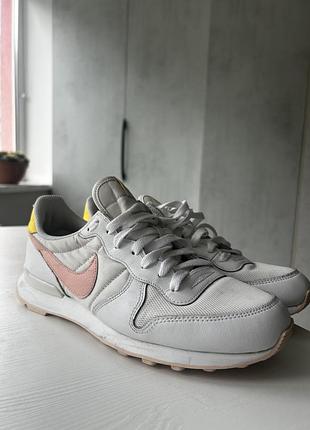 Кросівки жіночі