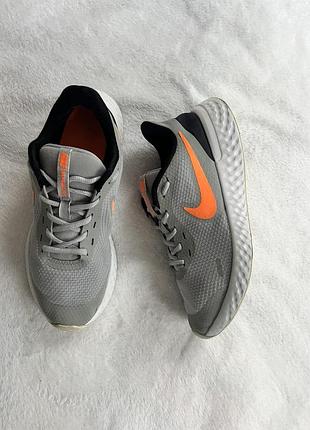 Кроссовки фирмы nike 39 размера по стельке 25,5 см.