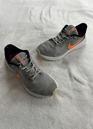 Кроссовки фирмы nike 39 размера по стельке 25,5 см.