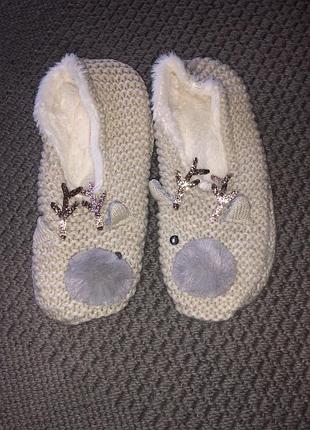 В’язані домашні капці чуні тапочки для дому вязаные олени домашние дома олені