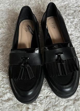 Чорні лофери туфлі