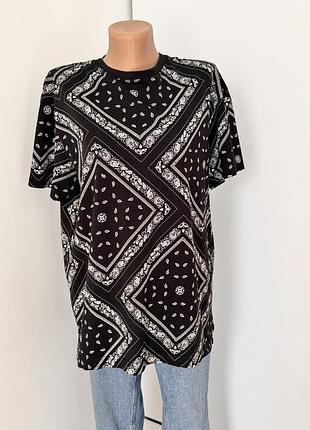 Чорна футболка black squad подовжена з орнаментом абстрактний принт пряма s m під горло