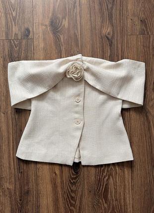 Твидовый топ с розой, с открытыми плечами на пуговицах