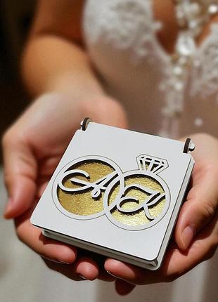 Свадебная подставка для обручальных колец 10 см футляр золото с инициалами деревянная коробочка на свадьбу для обручалок