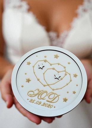 Свадебная подставка для обручальных колец с инициалами и датой 13 см, именная гравировка деревянная круглая