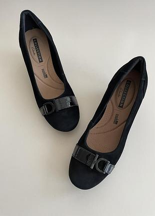 Черные замшевые туфли на танкетке clarks flores poppy