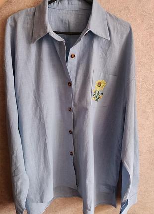 Классическая женская рубашка, декорированная ручной вышивкой