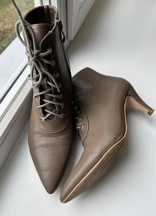 Шкіряні черевики жіночі на підборах.