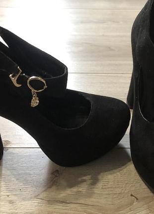 Туфлі на високих підборах