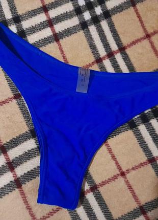 Эффектные, ярко-синие плавки бразильяны