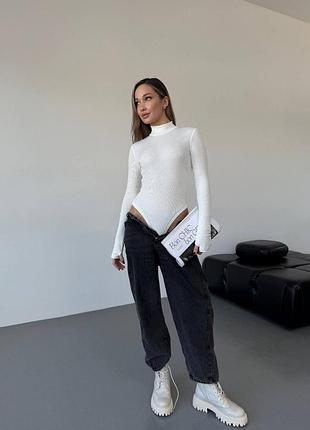 Стильный женский боди, фиксируется при помощи двух кнопок снизу, есть вырезы для пальчиков