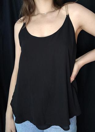 Женская майка с бретелями-цепочками