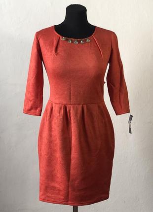 Червона елегантна сукня з орнаментом та декором на вирізі, 3/4 рукав