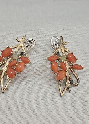 Серьги с натуральными кораллами и опалами