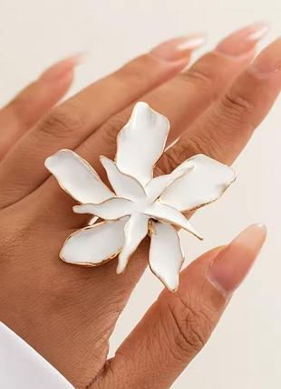 Кільце жіноче перстень акцентне квітка золоте біла емаль нове