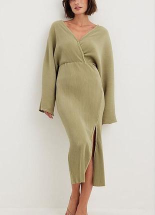 Невероятное платье плиссе с разрезом на ноге