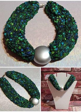 Комфортное колье-чокер из текстиля с большой серебристой бусиной.