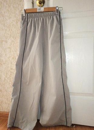 Штани карго дуже гарні і широкі бежевий колір і чорна поломка  дуже широкі і гарні на щатяжках знизу ріст 140-146 см талії 55-60  добре розтягуються