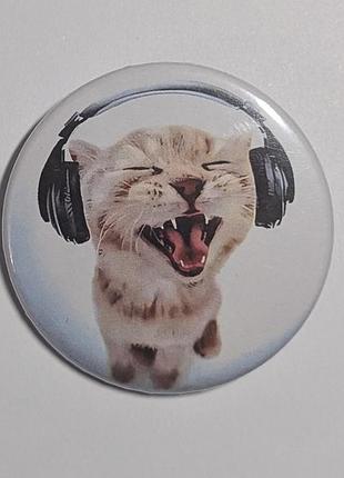 Значок кіт в навушниках пін альт