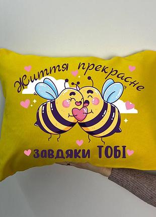 Подушка с принтом габардиновая пчелки, желтая 35х45 (1702)