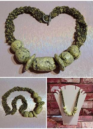 Массивное колье под камень змеевик на текстильной основе.