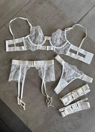 Вишуканий комплект білизни із сіточки з вишивкою білого кольору