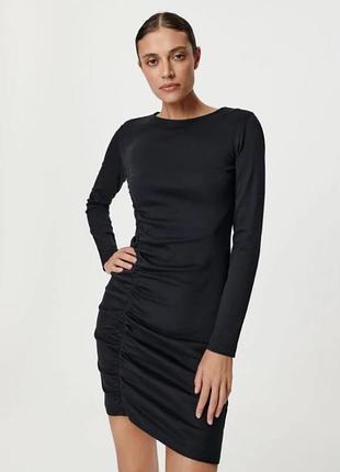 Жіноча чорна сукня
