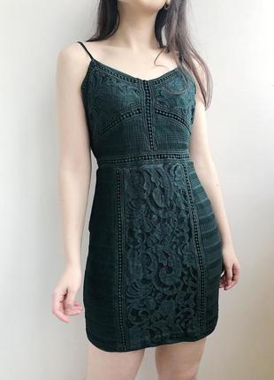 Коротке плаття на бретелях та підклад по фігурі