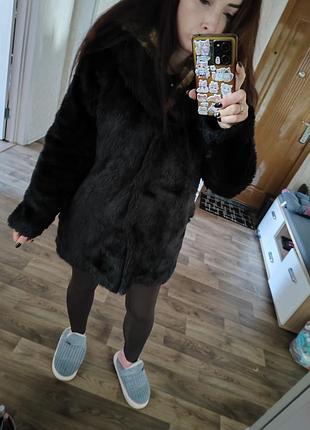 Черная шубка с капюшоном