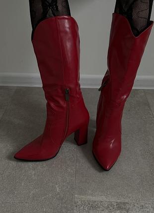Червоні лакові чоботи
