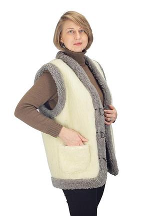 Жилетка женская теплая двухсторонняя из овчины бежевая с серым s-6xl