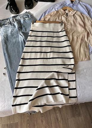 Біло-чорна спідниця у смужку з розрізом максі