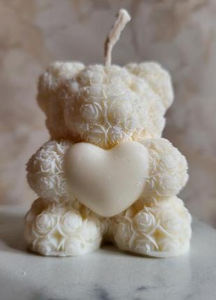 Свечка мишка из роз с сердечком ручной работы из соевого воска