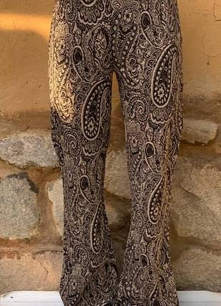 H&m брюки-клеш  чёрно-коричневые, с принтом пейсли,
