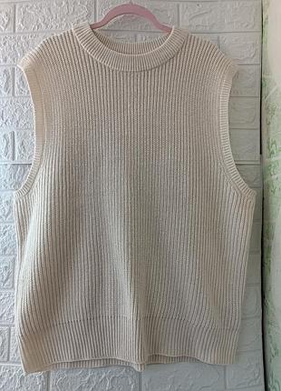 Чудова бежева жилетка в'язана