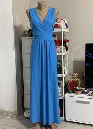 Сукня ніжно-блакитного кольору з ажурною спинкою