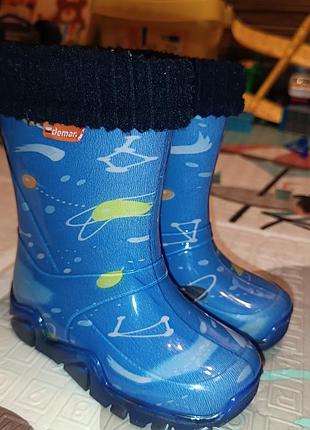 Резиновые детские сапожки.