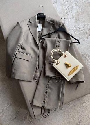 Жіночий костюм