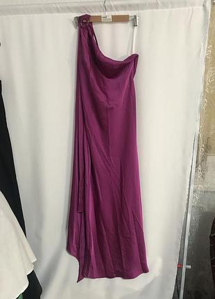 Сукня зі шлейфом на одне плече