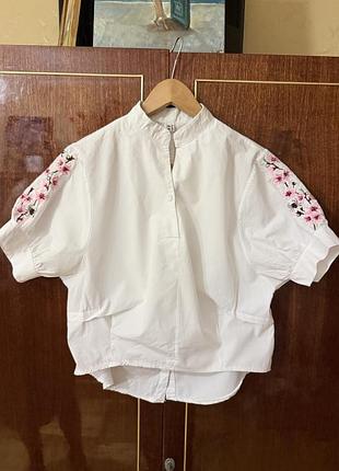 Гарна блузка з вишивкою у вигляді японської сакури